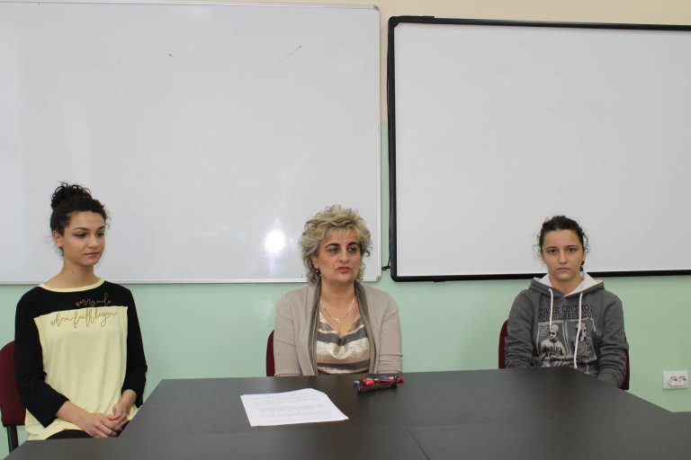 Gimnazijalke Ivana Miličić i Natalija Ćoškov uspešne na republičkim takmičenjima