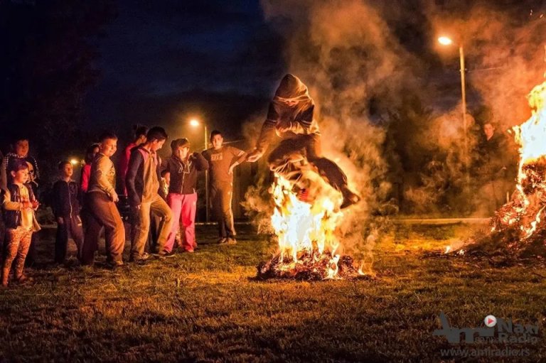 Paljenje i preskakanje vatre uoči Lazareve subote
