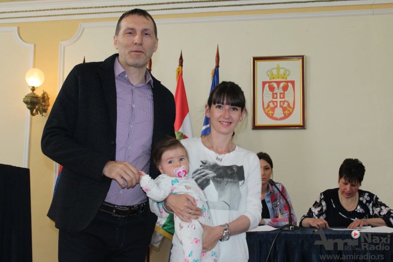 Roditeljima dece rođene od novembra do februara podeljeni bebi-paketi