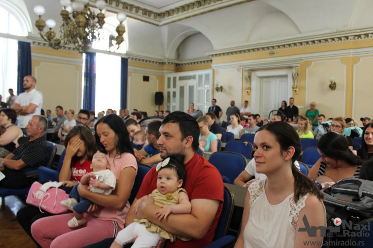 Roditeljima dece rođene od 1. marta do 31. maja podeljeni bebi-paketi