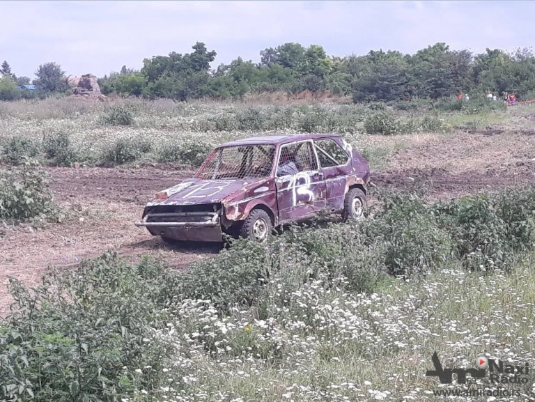 Reportaža: Auto trke - miris benzina i roštilja na periferiji Iđoša