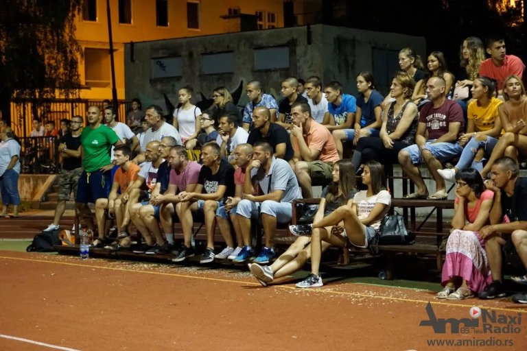 U toku prijave za učešće na Noćnom turniru u malom fudbalu u Iđošu