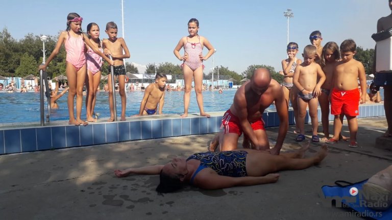Pokazna vežba Crvenog krsta Kikinda i spasilaca „Jezera“ na otvorenim bazenima