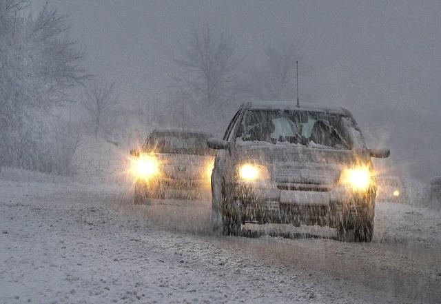 Novi Sad, 6. februara 2015 - Automobili voze po sneznoj mecavi u Novom Sadu. U Srbiji je tokom veceri i noci prognoziran nastavak padavina cije slabljenje se ocekuje od sredine sutrasnjeg dana, receno je veceras u Republickom hidrometeorloskom zavodu. FOTO TANJUG / JAROSLAV PAP / tj