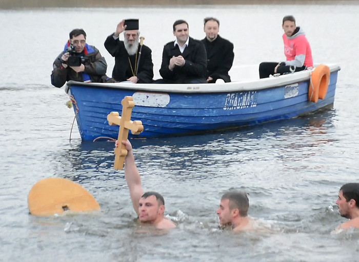 Nosilac bogojavljenskog krsta u Cirihu je  Stevan Krnić iz Kikinde!
