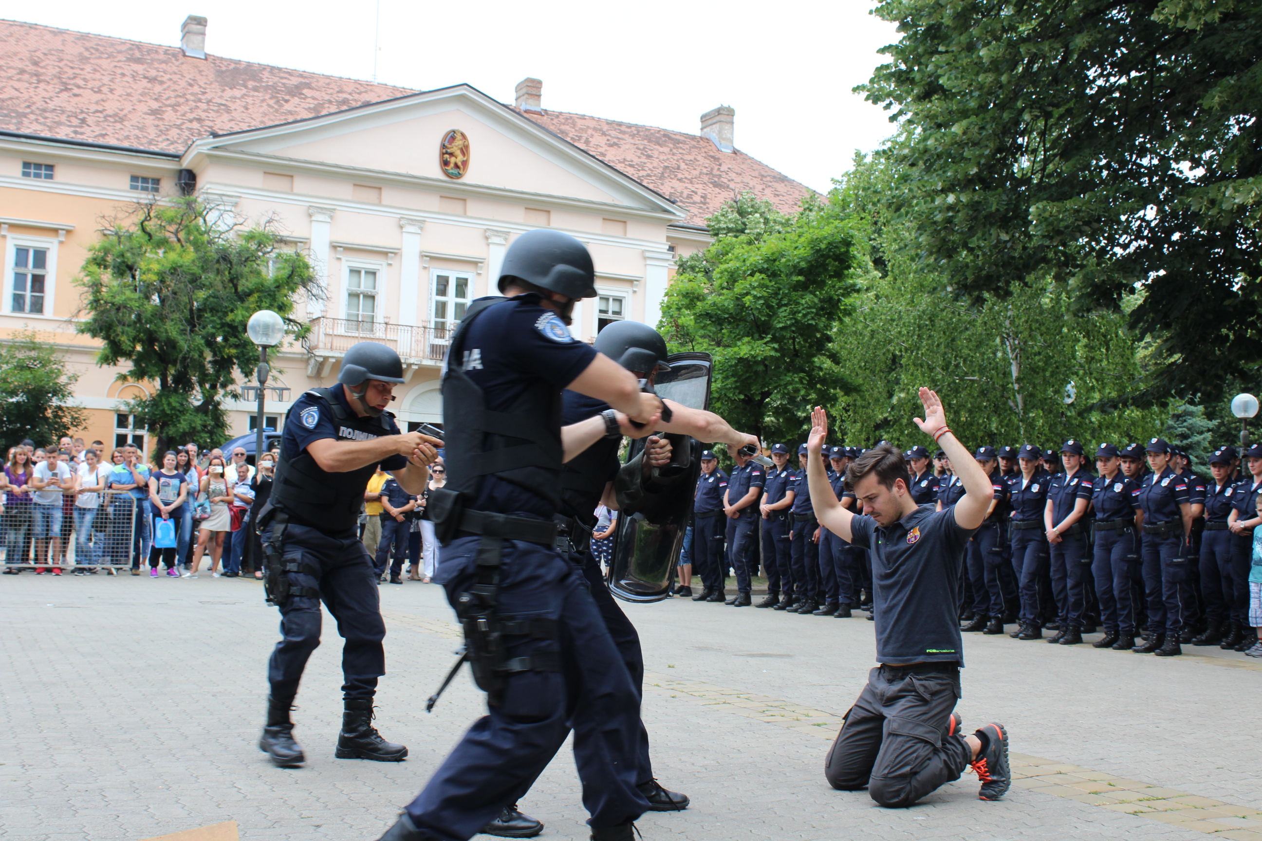 Svečanom manifestacijom na gradskom trgu obeležen Dan policije