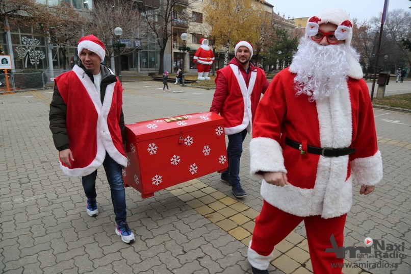 Foto vest: Deda Mraz došao po „kutiju želja“ i počeo da priprema paketiće