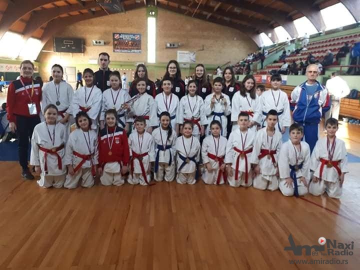 Karatisti “Feniksa” se okitili medaljama na prvenstvu Banata
