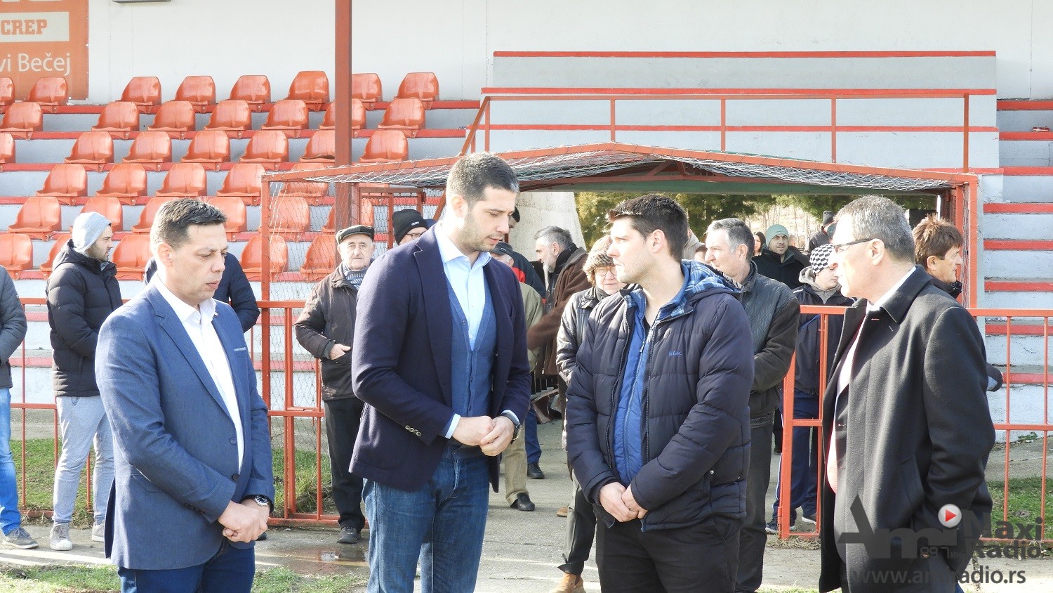 Ministar omladine i sporta Vanja Udovičić poklonio sportsku opremu lokalnim klubovima u Novom Bečeju