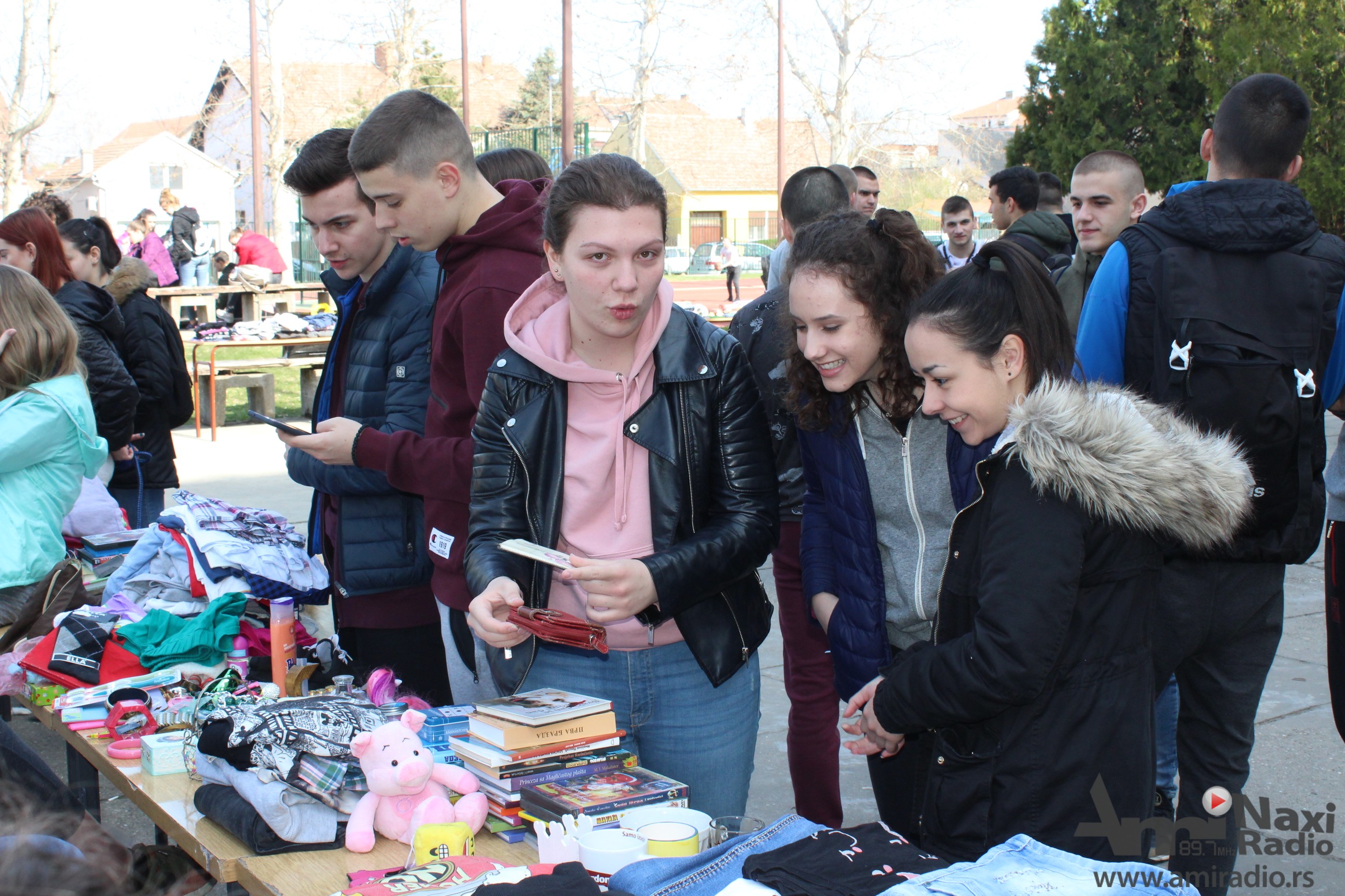 Učenici i profesori sakupljali novac za napuštene životinje