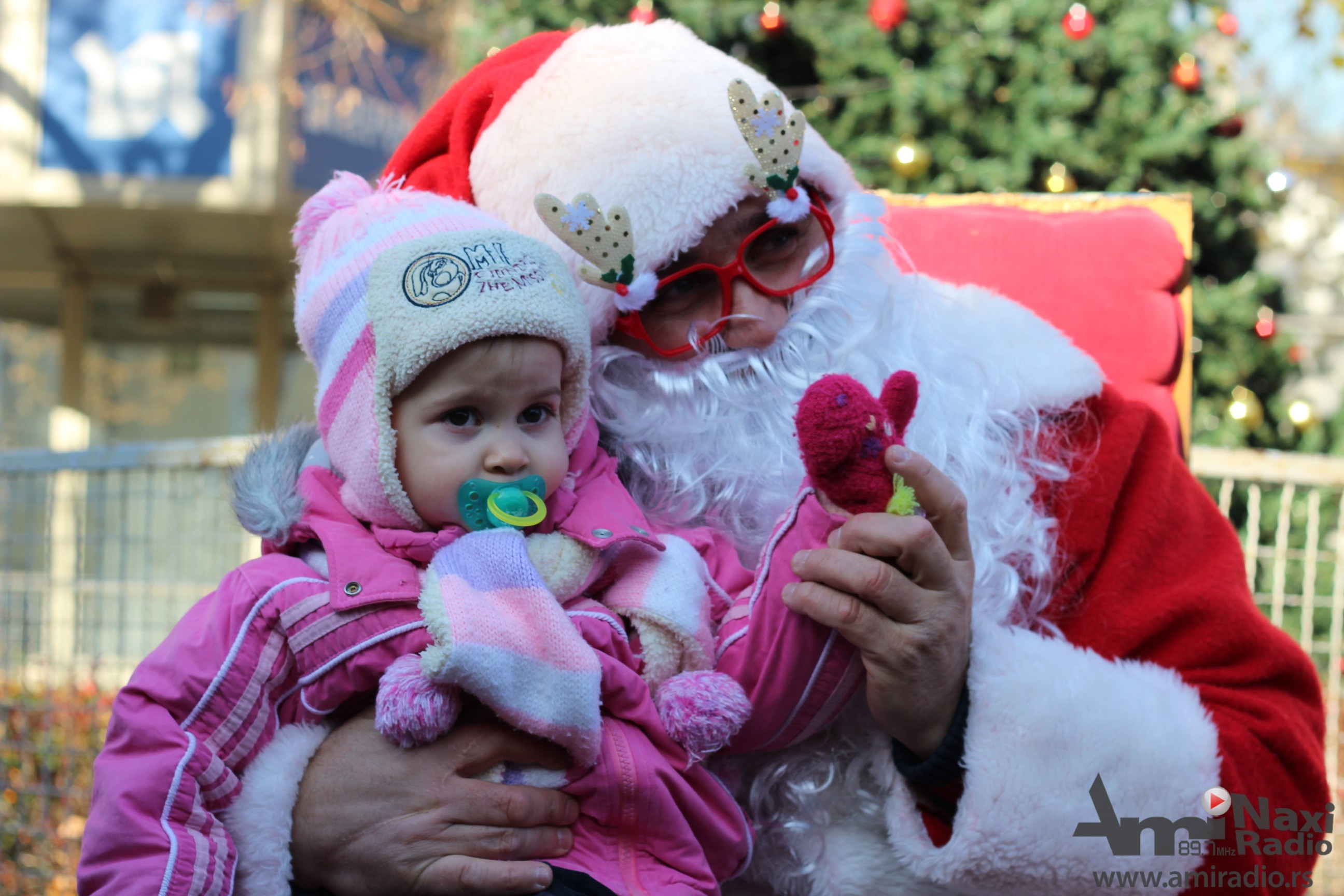 Deda Mraz u ponedeljak donosi „Kutiju želja“