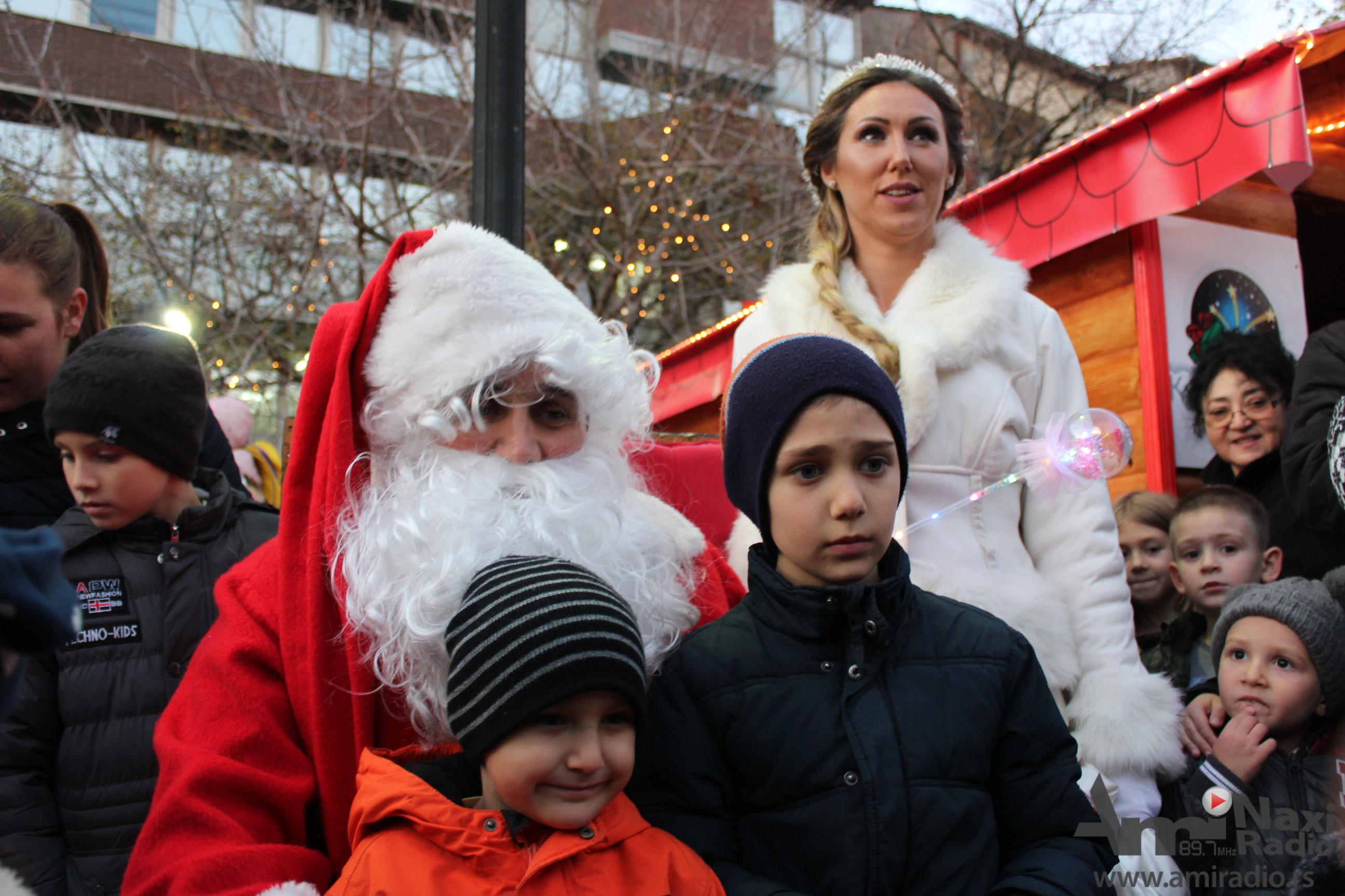 Mališani oduševljeno dočekali Deda Mraza