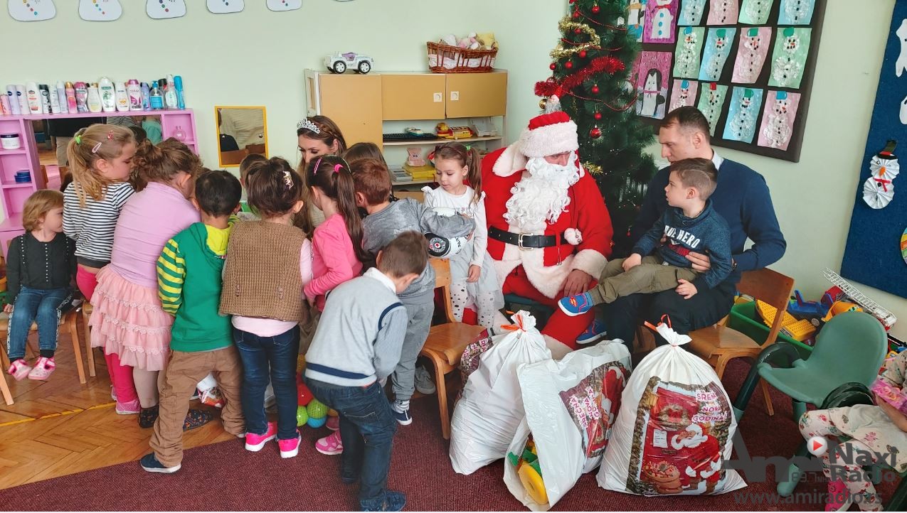 Deda Mraz i gradonačelnik obradovali decu iz “Bambija“ i “Zlatne ribice“