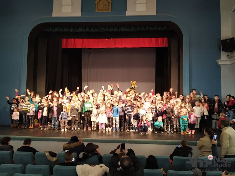 Paketići za decu srpskih ratnih veterana Kikinde: Predstava deci u čast glumcu Dančiki Đukičinu