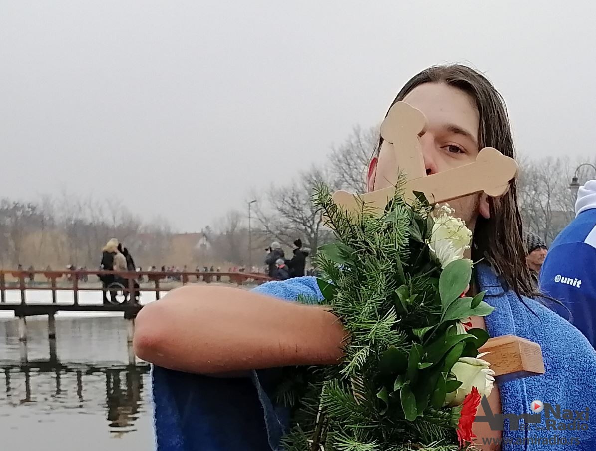 Matija Ratko prvi doplivao do Časnog krsta u Kikindi