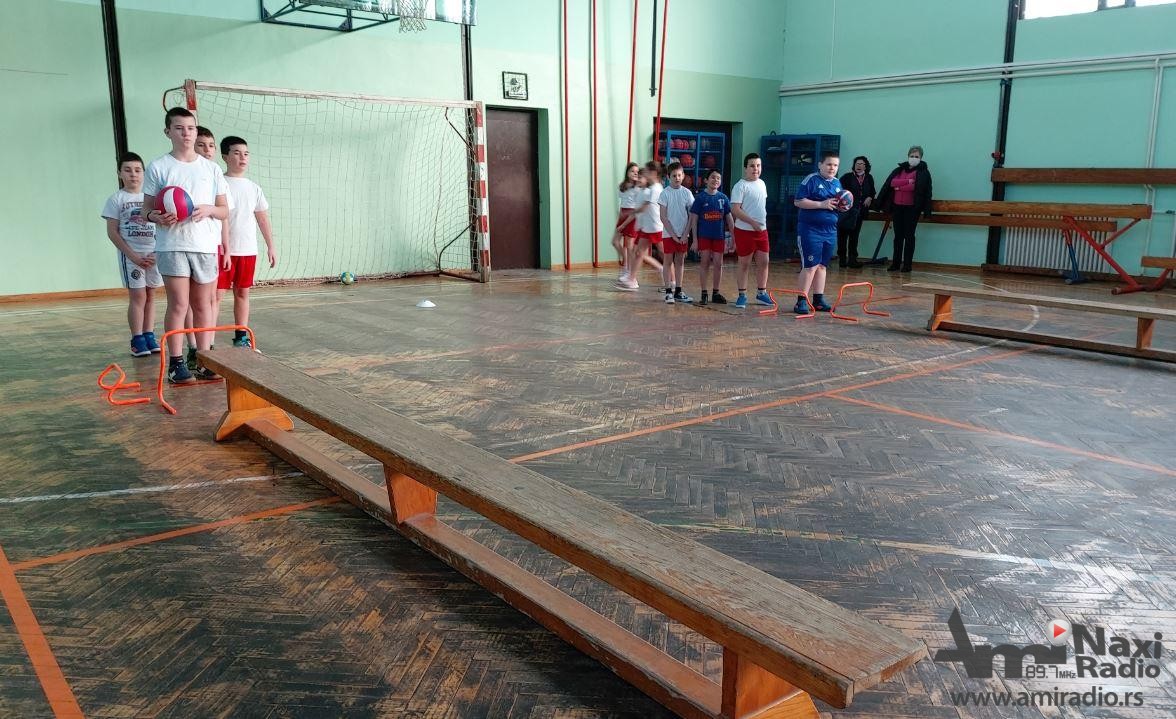 OŠ “Vasa Stajić” u Mokrinu dobila nove sportske rekvizite