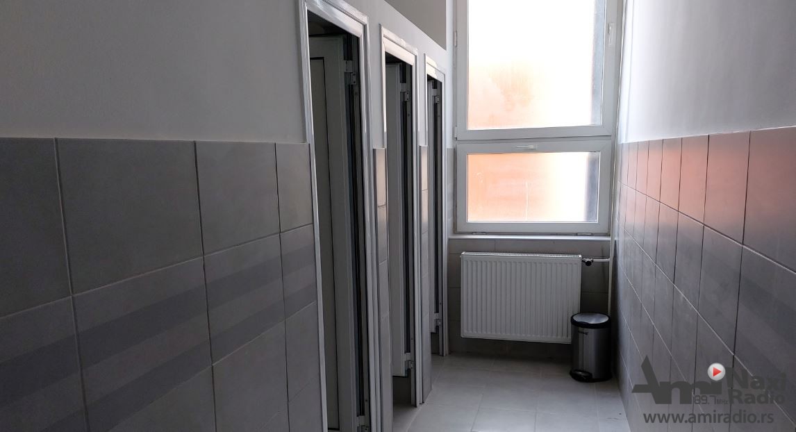 Novi toaleti u bašaidskoj školi ”1. oktobar”, postavljena nova rasveta, u planu rekonstrukcija grejnog sistema