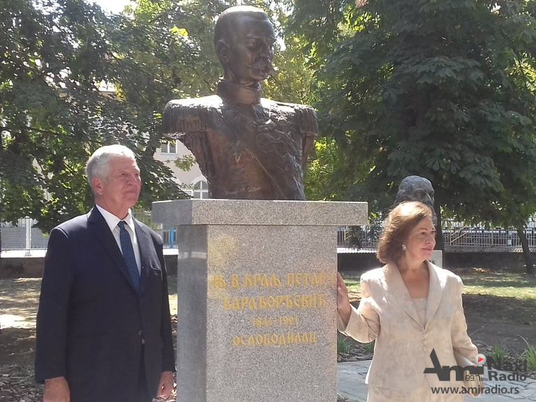 Svečano otkrivena spomen bista kralja Petra I Karađorđevića na kikindskom Trgu
