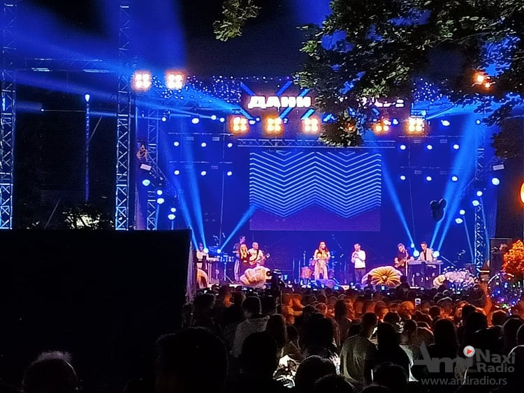 Ceca nastupila na prepunom kikindskom Trgu