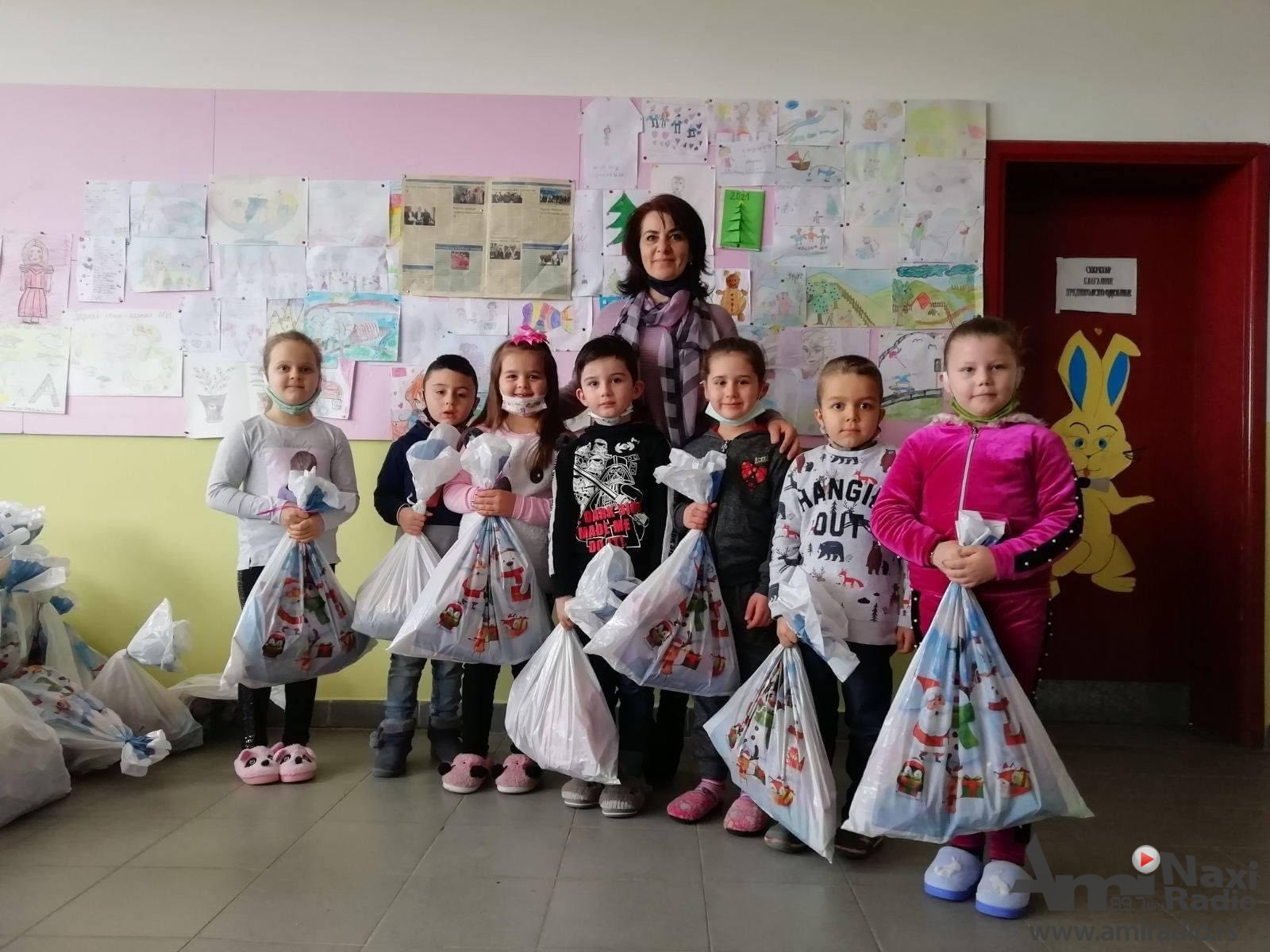 Humanitarna akcija sakupljanja slatkiša za paketiće za decu sa Kosova