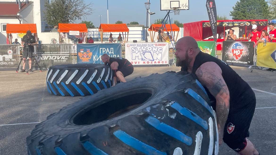 Spektakl u Novim Kozarcima: Divovi se golim rukama poigravaju tonama kao od šale