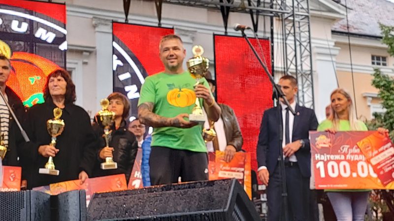Kokai Tibor rekordom od 716,5 kilograma odbranio prošlogodišnju titulu, najduže bundeve uzgajila porodica Jankov