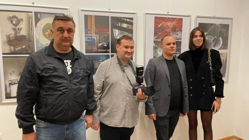 “Mali svet u velikoj Kikindi”: Otvorena izložba fotografija kuće “Sova”