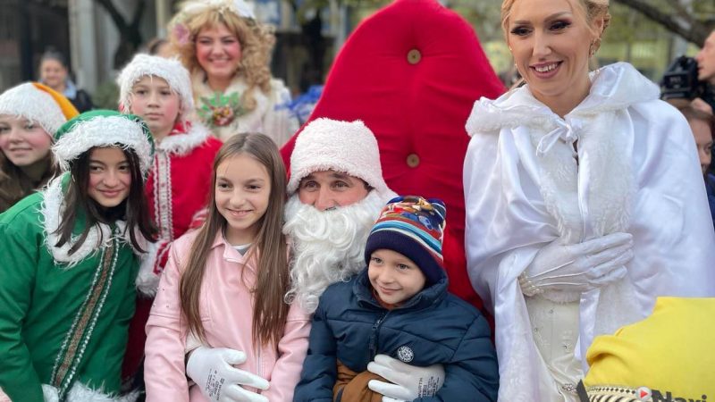 Deda Mraz stigao u Kikindu i doneo “Kutiju želja”