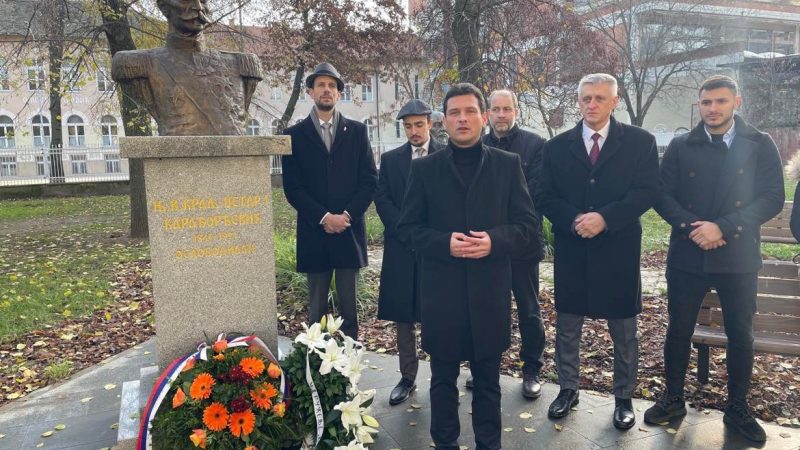 Polaganjem venaca kraj biste kralja Petra I obeležena godišnjica prisajedinjenja Vojvodine Kraljevini Srbiji