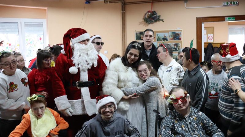 Deda Mraz obradovao poklonima korisnike „Naše kuće“