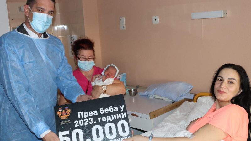 Vukašin Kondić prva beba u 2023: Stigli pokloni lokalne samouprave i Crvenog krsta