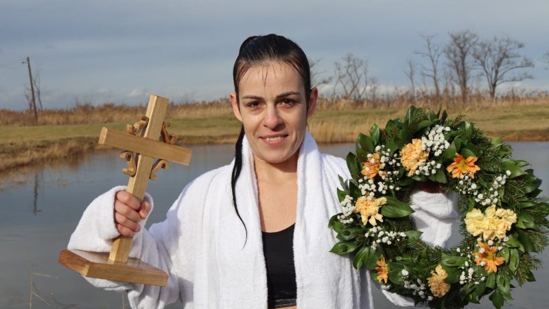 Dragana Golić iznela časni krst iz jezera Strelište u Novim Kozarcima