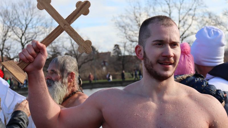 Dušan Jarić prvi doplivao do časnog krsta na Starom jezeru