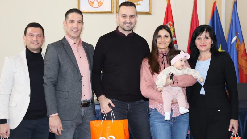 Poklon paketima obradovani roditelji beba rođenih u poslednja tri meseca prošle godine