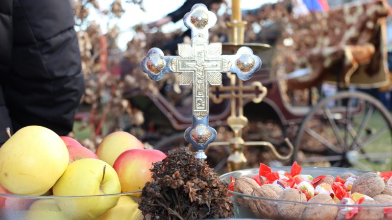 Paljenje badnjaka ispred Hrama Svetog Nikole i Hrama Svetih Kozme i Damjana