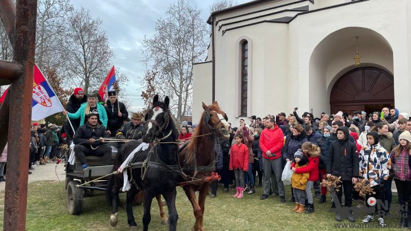Doček, osvećenje i paljenje badnjaka u petak ispred Crkve Svetog Nikole i Hrama Svetih Kozme i Damjana