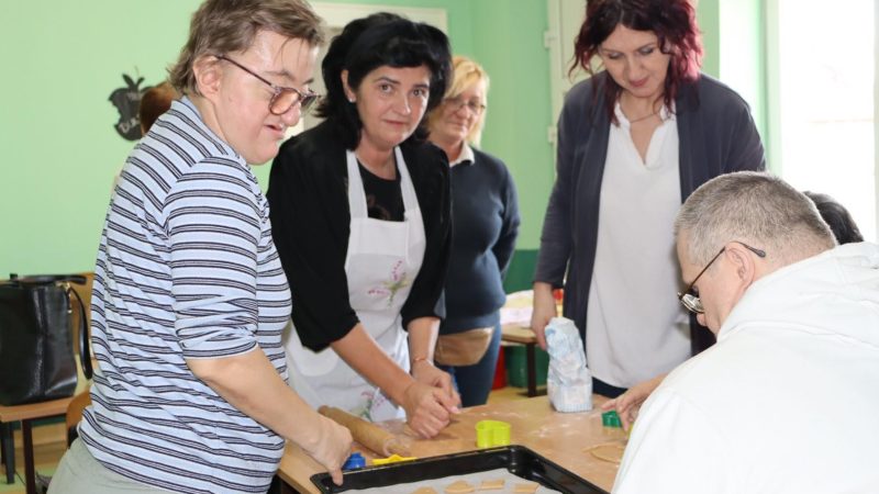 Kulinarska radionica u „Našoj kući“: Korisnici sa UŽ „Velikoselke“ pravili medenjake