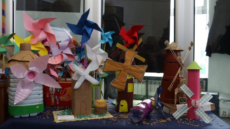 Izložba vetrenjača od recikliranog materijala: Deca nižih razreda napravila više od 200 radova