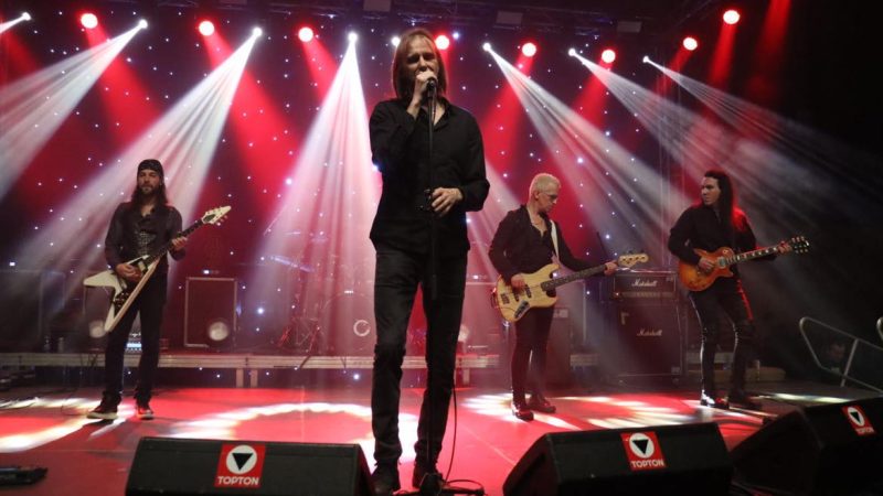 Ženama s ljubavlju: „Osvajači“ nastupili u hali „Jezero“