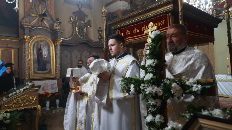 Hristos vaskrse: Pravoslavni vernici proslavljaju Uskrs, najradosniji hrišćanski praznik