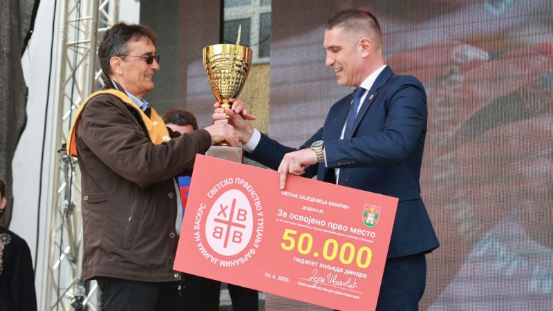 „Tucanijada“ u Mokrinu: Dušan Radić iz Švedske svetski šampion u tucanju farbanim uskršnjim jajima