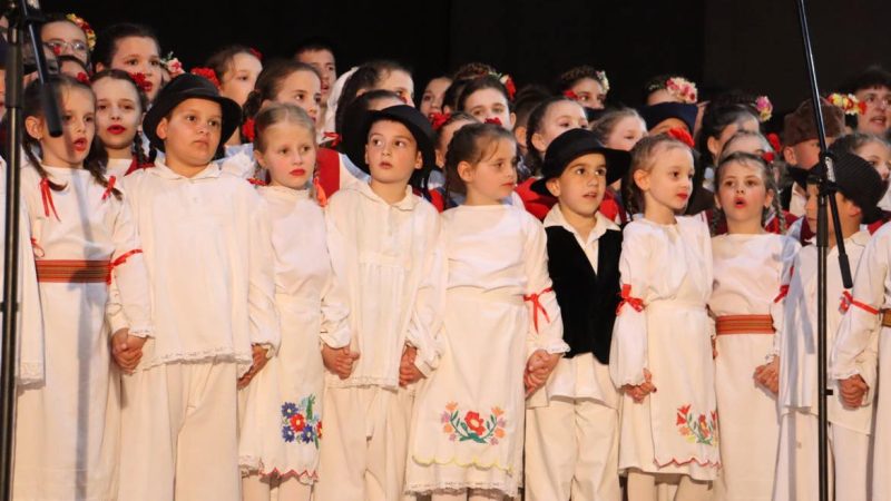 Celovečernji Uskršnji koncert u Mokrinu: Na sceni više od 200 članova KUD „Mokrin“