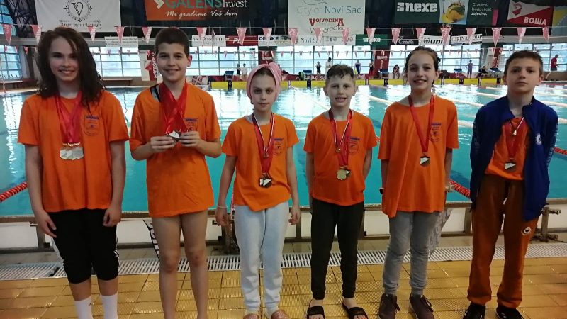 Plivači „Velike Kikinde“ osvojili 13 medalja: Lena Bikić i Aleksandar Sokolai najbolji plivači na mitingu u Novom Sadu