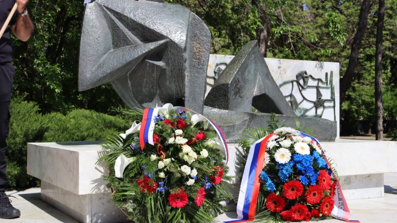 Dan oslobođenja Kikinde: Položeni venci uz minut ćutanja na spomenik žrtvama fašizma 1941-1945.