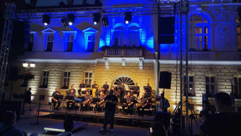 Koncert Policijskog orkestra Republike Srpske na kikindskom Trgu