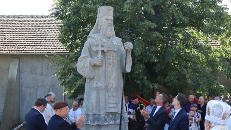 Svečano otkriven i osveštan spomenik patrijarhu Arseniju Čarnojeviću u Ruskom Selu