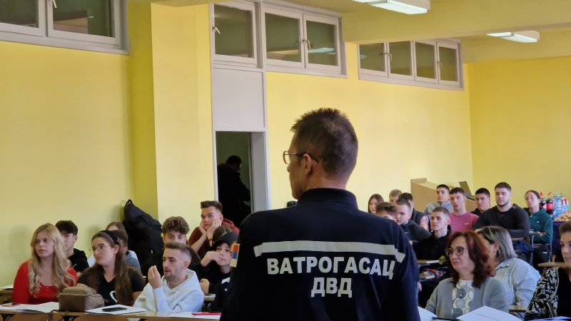 Predavanje za kikindske i i rumunske srednjoškolce na temu „Reagovanje u vanrednim situacijama“