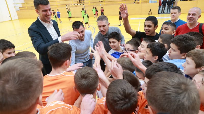 Državni sekretar u Ministarstvu sporta Marko Kešelj posetio fudbalske klubove u Mokrinu i Velikom Selu