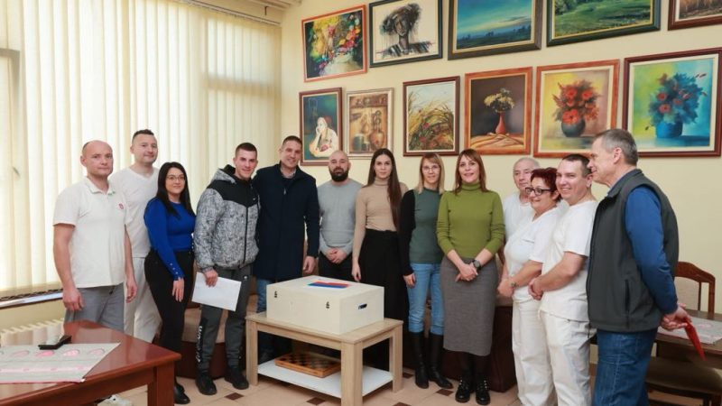 Porođajno odeljenje i Gerontološki centar dobili mali znak pažnje od predsednika Vučića