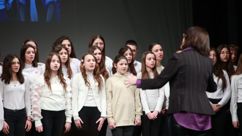 Svečano obeležen Dan OŠ „Sveti Sava“: Najboljim učenicima uručene plakete